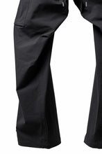 Load image into Gallery viewer, ISAMU KATAYAMA BACKLASH WIDE CARGO PANTS / STRETCH TYPEWRITER CLOTH (BLACK)