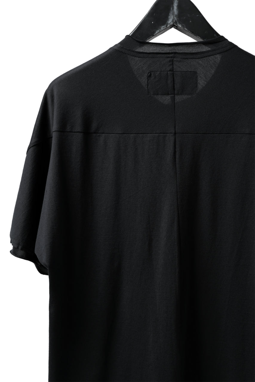 Hannibal. Hidden Button Placket T-Shirt / adrian 111. (DRY BLACK)