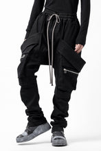 画像をギャラリービューアに読み込む, A.F ARTEFACT FLAP-DETAIL SLIM CARGO PANTS / HI-STRETCH DENIM (BLACK)