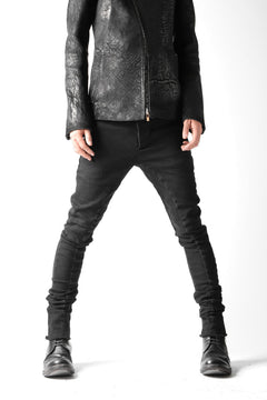 Load image into Gallery viewer, thomkrom OVERLOCKED BIAS FRONT SKINNY / STRETCH DENIM (BLACK)