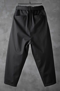 画像をギャラリービューアに読み込む, KAZUYUKI KUMAGAI Wide Tapered Trousers with Belt / Compact Strong Twill (DARK GREY)