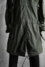 Load image into Gallery viewer, KLASICA WATER FALL MODS COAT / Ventile® UK L24 (OLIVE)