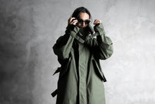 Load image into Gallery viewer, KLASICA WATER FALL MODS COAT / Ventile® UK L24 (OLIVE)