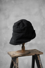 Load image into Gallery viewer, SOSNOVSKA WASHED CASHMERE HAT (BLACK)