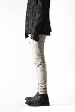 Load image into Gallery viewer, VERSUCHSKIND &quot;TIGHT&quot; COLD PIECE DYED DENIM / DEEP SAND WHITE