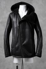 Load image into Gallery viewer, A.F ARTEFACT CURVE SEAM HOODED JACKET / SHEARLING BOA FABRIC + DOWN