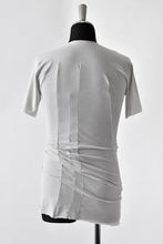 Load image into Gallery viewer, LEON EMANUEL BLANCK DISTORTION FITTED T / STABLE COTTON JERSEY (LIGHT GREY)