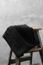Load image into Gallery viewer, forme d&#39;expression Laddered Knit Warmer (Anthracite)