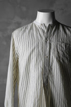 Load image into Gallery viewer, sus-sous band collar shirt / W52L48 Herringbone stripe (NATURAL×NAVY)