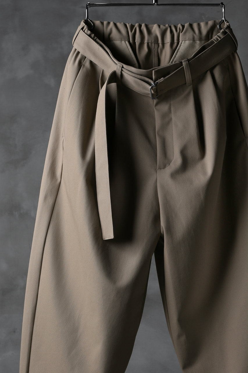 KAZUYUKI KUMAGAI Wide Tapered Trousers with Belt / Compact Strong Twill (BEIGE)
