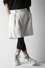 Load image into Gallery viewer, KAZUYUKI KUMAGAI Wrap Wide Shorts / Strong Twist C/Li Ox (WHITE)