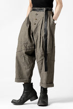 Load image into Gallery viewer, YUTA MATSUOKA cross switch cropped pants / spec dyed canvas (khaki)