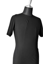 Load image into Gallery viewer, LEON EMANUEL BLANCK DISTORTION FITTED T / STABLE COTTON JERSEY (BLACK)