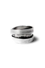 画像をギャラリービューアに読み込む, Holzpuppe Triple banded silver ring with unique texture