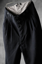 Load image into Gallery viewer, KLASICA 3TUCK TAPERED TROUSERS / RAMIE (CARBON)