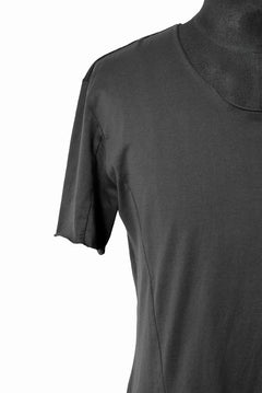 Load image into Gallery viewer, N/07 curved seam Tee 76/2 giza premium jersey (CHARCOAL)