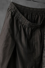Load image into Gallery viewer, JOE CHIA BATIK SCARF SHORT PANTS (DARK BROWN)