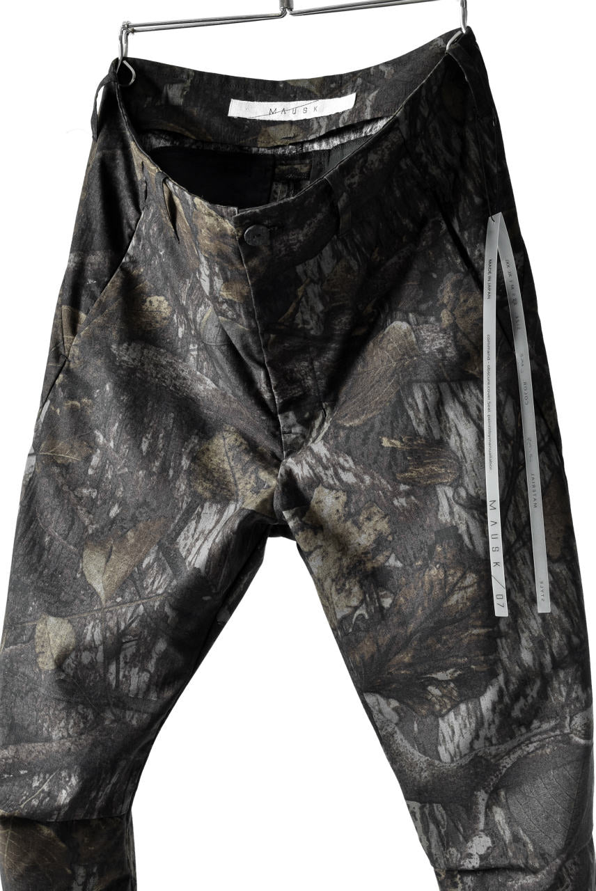 Load image into Gallery viewer, N/07 &quot;MAUSK Detail&quot; 3-DIMENSION CURVE CROPPED PANTS (DARK CAMOUFLAGE)