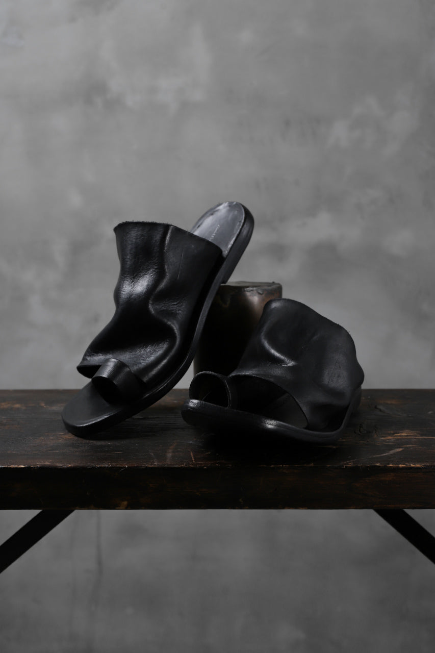 Load image into Gallery viewer, DIMISSIANOS &amp; MILLER mule w toe-ring sandals / calf leather full grain (BLACK)