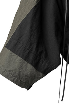 Load image into Gallery viewer, A.F ARTEFACT COMPOSITE PANEL SHORT PANTS / BLEND FABRICS (BLACK x KHAKI)