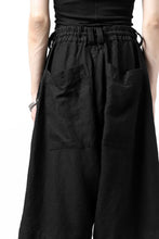 Load image into Gallery viewer, _vital tucked volume short pants / washer organic soft linen (BLACK)