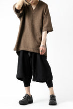 Load image into Gallery viewer, _vital tucked volume short pants / washer organic soft linen (BLACK)