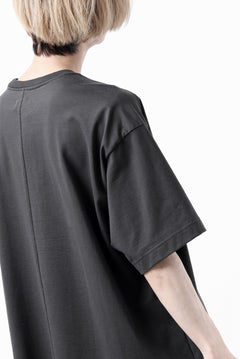 Load image into Gallery viewer, CAPERTICA OVERSIZED H/S TEE / SUVIN COTTON COMPACT JERSEY (CHARCOAL)