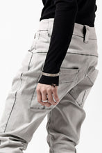 Load image into Gallery viewer, thom/krom SCAR-STITICHING DENIM PANTS / ACID BLEACH (CEMENT)