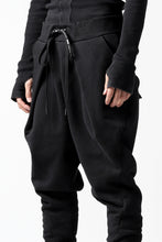 Load image into Gallery viewer, DEFORMATER.® FOLDING TUCK JOGGER PANTS / FLEECY HEAT COTTON (BLACK)