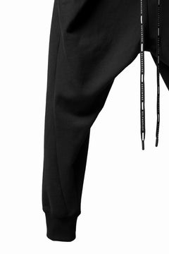 Load image into Gallery viewer, DEFORMATER.® FOLDING TUCK JOGGER PANTS / FLEECY HEAT COTTON (BLACK)