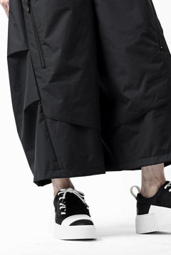 Load image into Gallery viewer, D-VEC x ALMOSTBLACK WIDE CROPPED TROUSERS / GORE-TEX INFINIUM™ POLARIS 2L (BLACK)