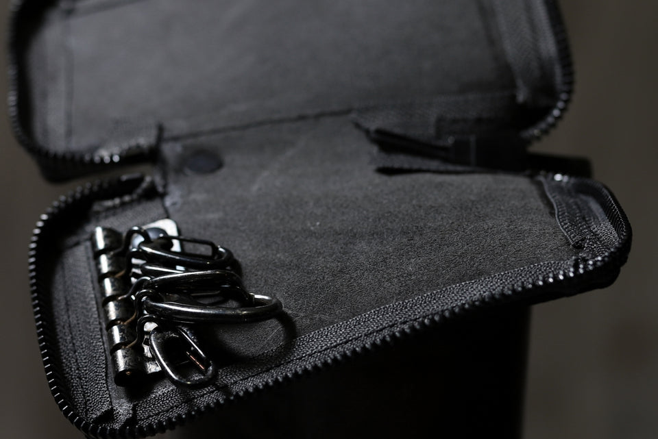 Load image into Gallery viewer, Portaille &quot;Limited Made&quot; ZIP KEY CASE / ROUGH BULL (BLACK)