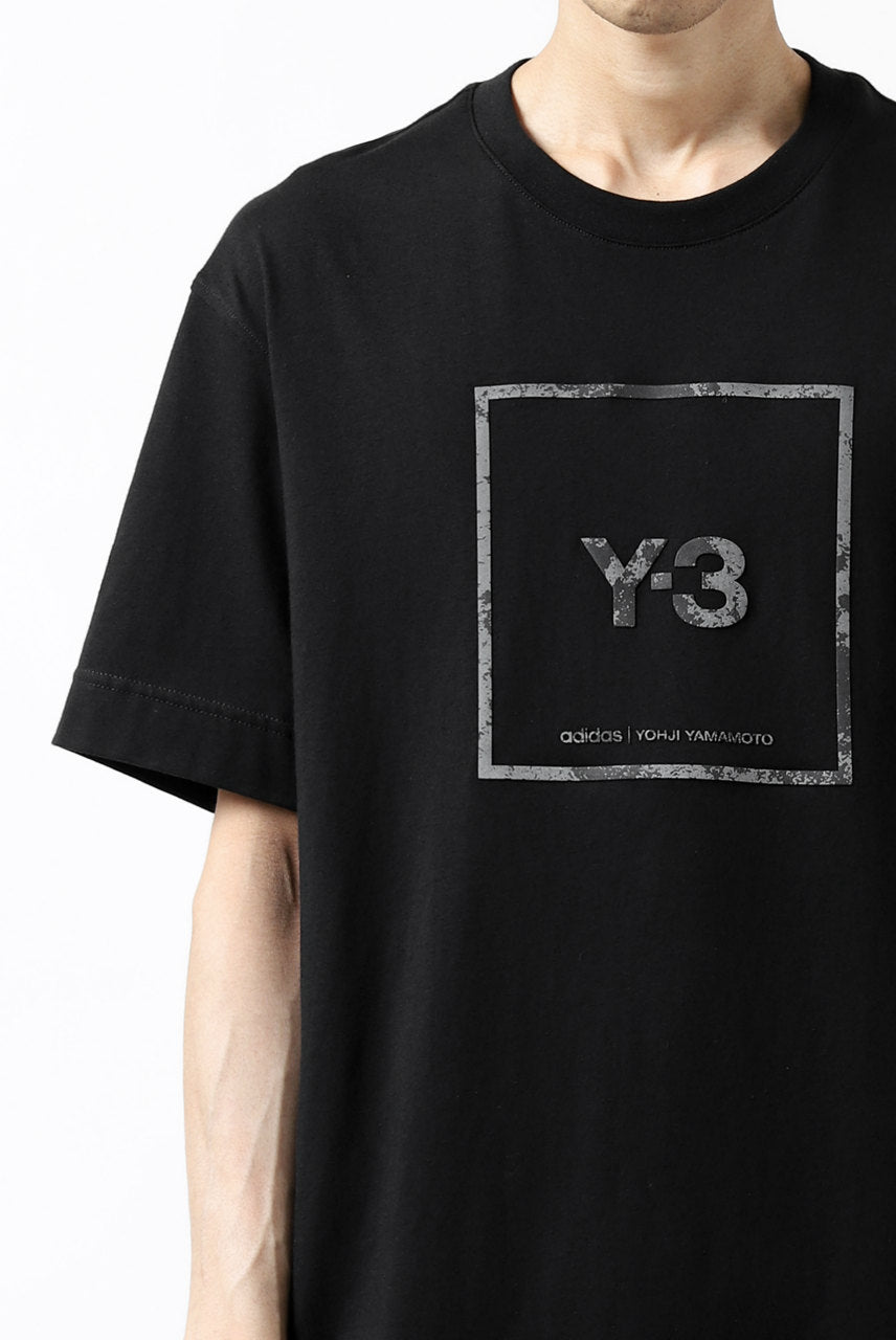 Load image into Gallery viewer, Y-3 Yohji Yamamoto U SQUARE LABEL GRAPHIC SS TEE / REFLECTION LOGO (BLACK)