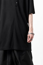 Load image into Gallery viewer, LEMURIA BIAS HENRY NECK S/S TOP / DELAVIS PUNCH ROME (BLACK)