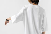Load image into Gallery viewer, A.F ARTEFACT &quot;chest” BOXYFIT T-SHIRT (WHITE)