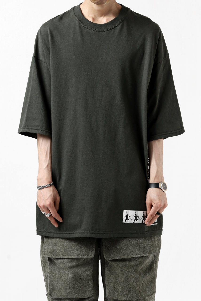 A.F ARTEFACT "flank” BOXYFIT T-SHIRT (KHAKI)