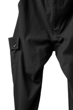 Load image into Gallery viewer, Y&#39;s SIDE FLAP POCKET PANTS / MIXED TWILL (BLACK)