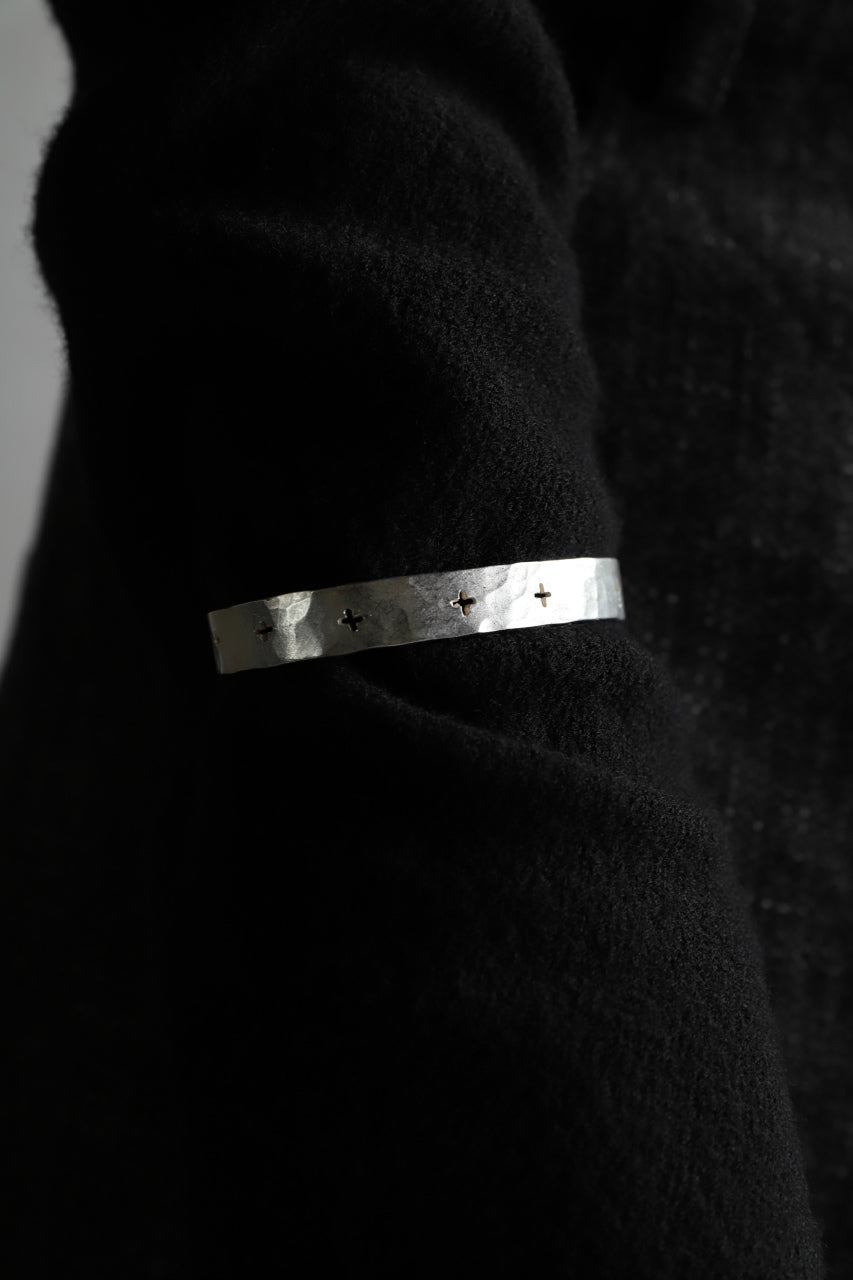 画像をギャラリービューアに読み込む, m.a+ cross punched silver bracelet / AB15/AG (SILVER)