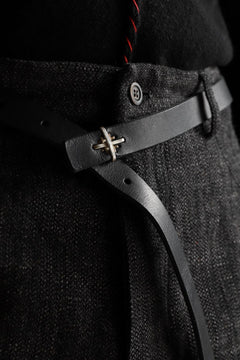 Load image into Gallery viewer, m.a+ double cross buckle skinny belt / EX+1B/GR3,0 (BLACK)