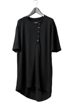 Load image into Gallery viewer, LEMURIA BIAS HENRY NECK S/S TOP / DELAVIS PUNCH ROME (BLACK)