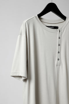 Load image into Gallery viewer, LEMURIA BIAS HENRY NECK S/S TOP / DELAVIS PUNCH ROME (PEARL)
