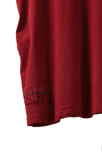 Load image into Gallery viewer, RUNDHOLZ DIP SHORT SLEEVE CUT SEWN / DYED JERSEY (RED)