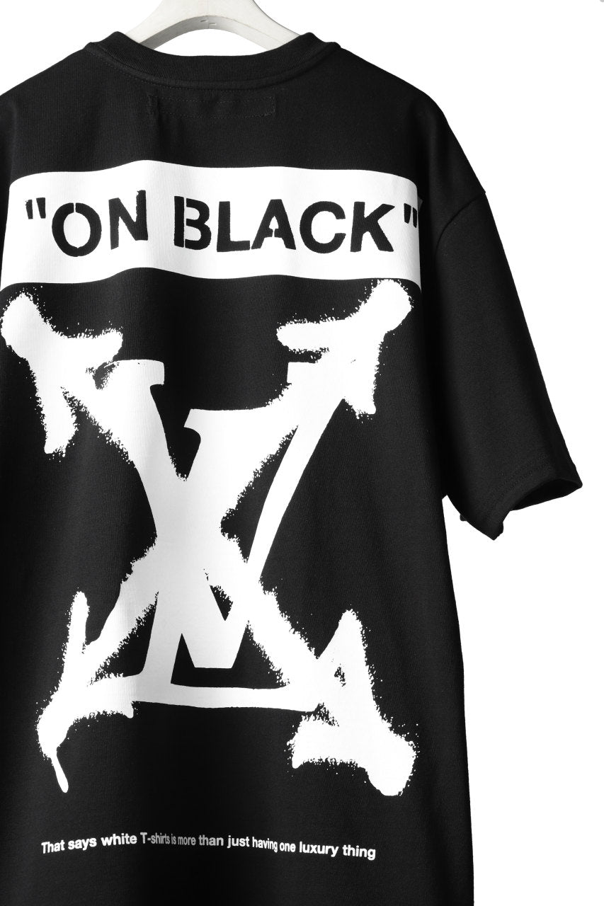 A.F ARTEFACT x buggy "ON BLACK" T-SHIRT (BLACK x ORANGE)