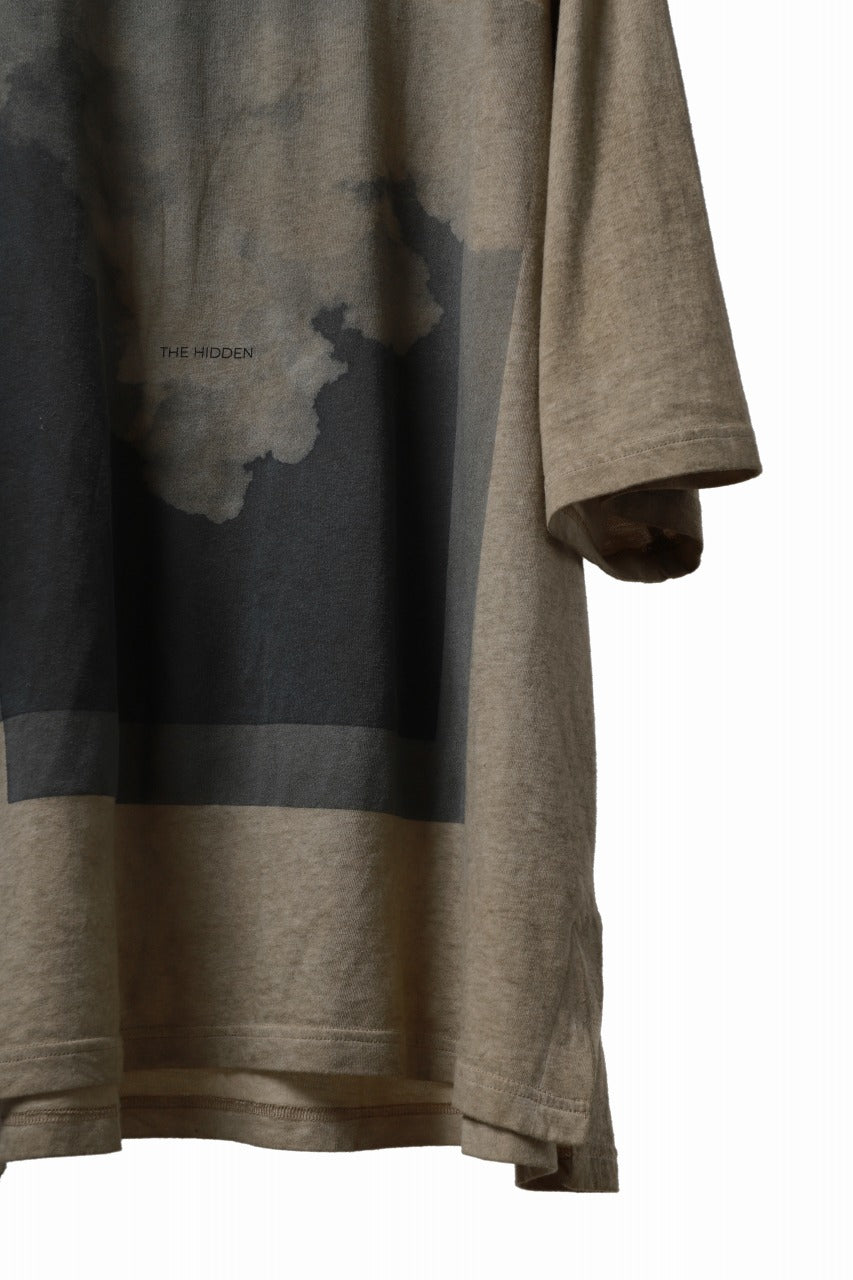 FIRST AID TO THE INJURED "THE HIDDEN" GRAPHIC T-SHIRT / COLD DYED (TIMBER WOLF)
