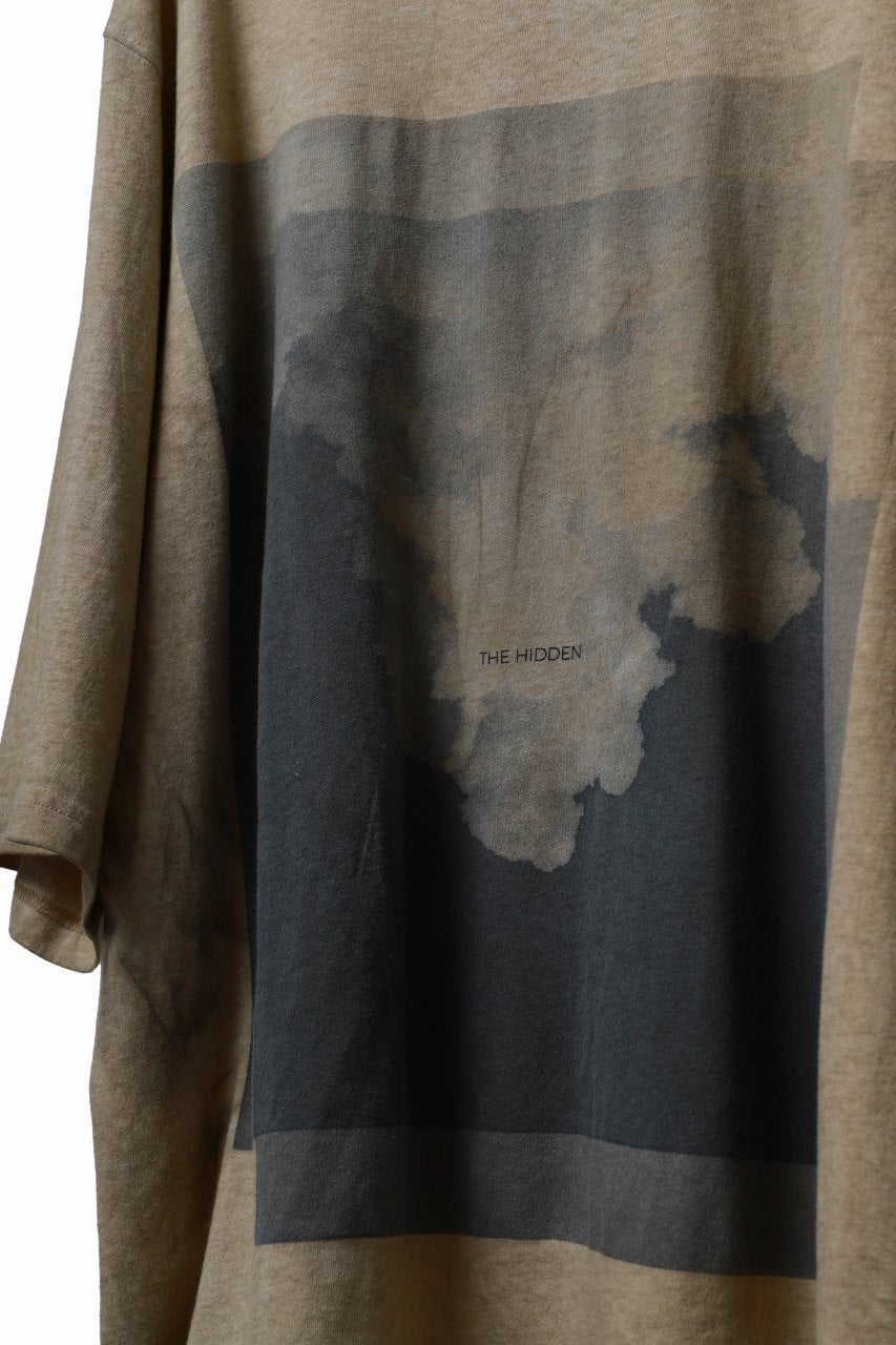 FIRST AID TO THE INJURED "THE HIDDEN" GRAPHIC T-SHIRT / COLD DYED (TIMBER WOLF)