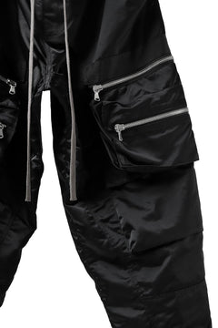 Load image into Gallery viewer, A.F ARTEFACT &quot;Trunk-Show&quot; SEPARATION ZIP CARGO PANTS / LUXURY NYLON (BLACK)