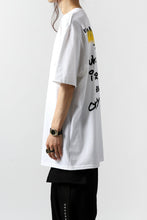 Load image into Gallery viewer, A.F ARTEFACT x buggy &quot;ON BLACK&quot; T-SHIRT (WHITE x YELLOW)
