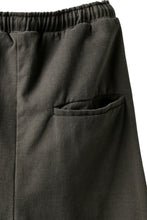 Load image into Gallery viewer, daub CENTRAL SEAM BUTTONS CLOSURE PANTS / SOFT COTTON TWILL (KHAKI GREY)