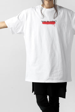 Load image into Gallery viewer, A.F ARTEFACT x buggy &quot;ON BLACK&quot; T-SHIRT (WHITE x RED)