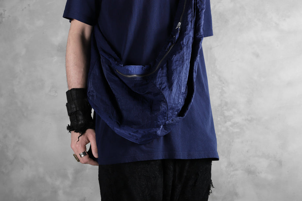 Load image into Gallery viewer, RUNDHOLZ DIP SHORT SLEEVE CUT SEWN / DYED JERSEY (BLUE)